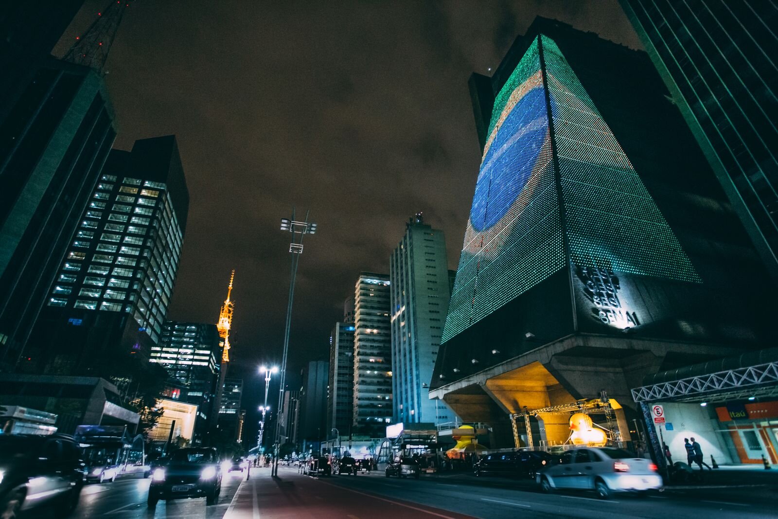 MASP e Avenida Paulista, perto da estação Trianon-MASP